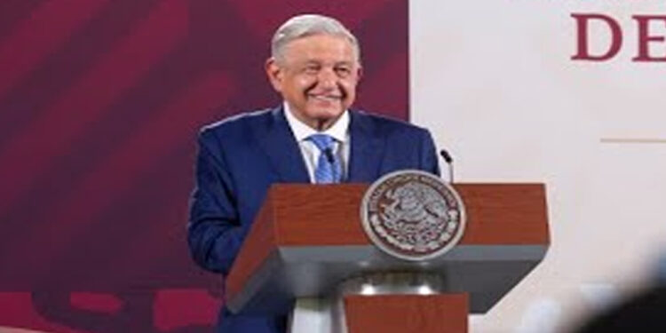 AMLO pide a legisladores de la 4T «no titubear»