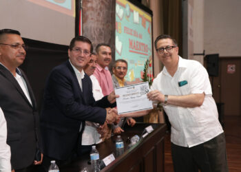 En Navojoa exaltan autoridades trayectoria y legado de maestros en su día