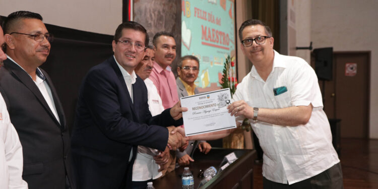 En Navojoa exaltan autoridades trayectoria y legado de maestros en su día