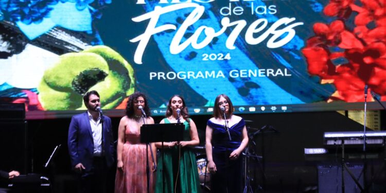 Disfrutan cientos de nogalenses la velada artística de las Fiestas