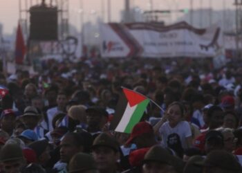 Banderas palestinas ondean en marchas del 1° de mayo