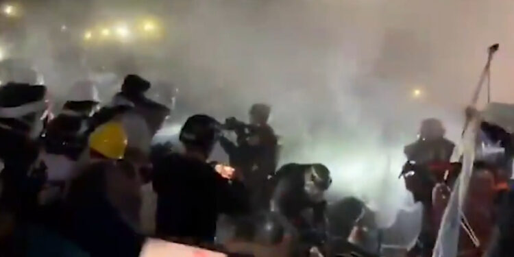Represión en la UCLA: desmantela la policía campamento propalestino