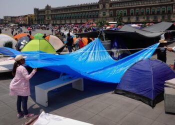 CNTE mantendrá plantón en el Zócalo; piden respeto a la Marea Rosa