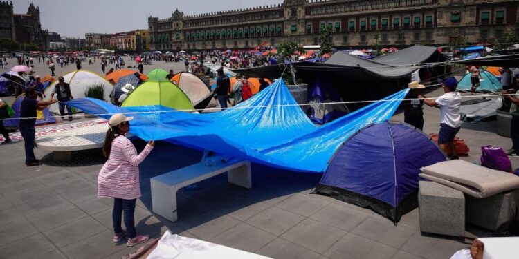 CNTE mantendrá plantón en el Zócalo; piden respeto a la Marea Rosa
