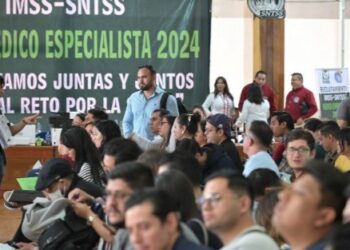 Hay complicaciones para reclutar personal médico y enfermería, reconoce AMLO