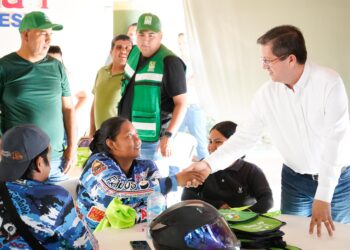 Recibe apoyo Jorge Elías Retes de grupo de repartidores