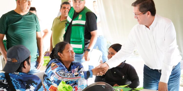 Recibe apoyo Jorge Elías Retes de grupo de repartidores