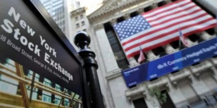 Wall Street opera mixto tras datos del PCE y veredicto contra Trump