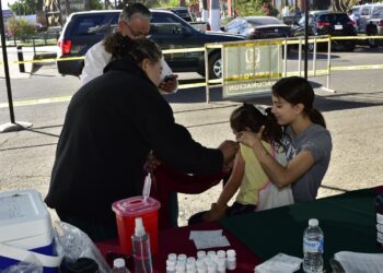 Acuden casi 400 Navojoenses a vacunarse en jornada municipal