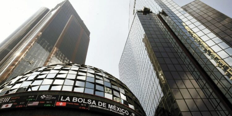 Bolsa mexicana avanza; destacan acciones de mineras