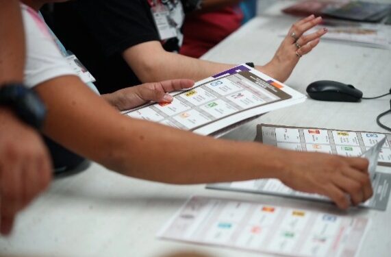 Miles de mexicanos que viven en el extranjero inicia voto por internet