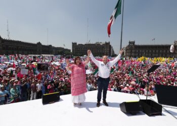 Marea Rosa desborda el Zócalo al grito de Xóchitl Gálvez Presidenta