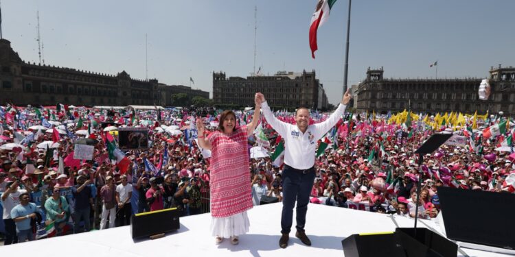 Marea Rosa desborda el Zócalo al grito de Xóchitl Gálvez Presidenta