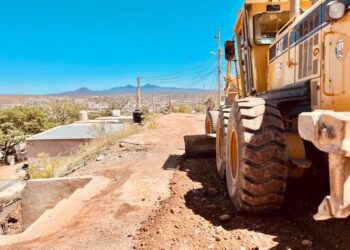 Dan mantenimiento a calles de terracería en las colonias