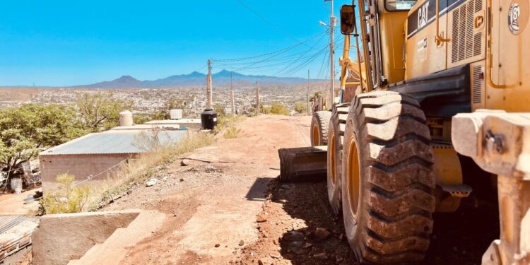 Dan mantenimiento a calles de terracería en las colonias
