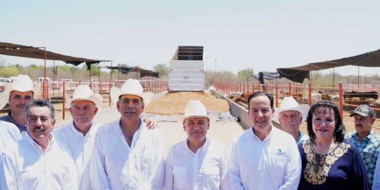 Entrega Gobernador Durazo tractocamión en beneficio de ganaderos del sur de Sonora