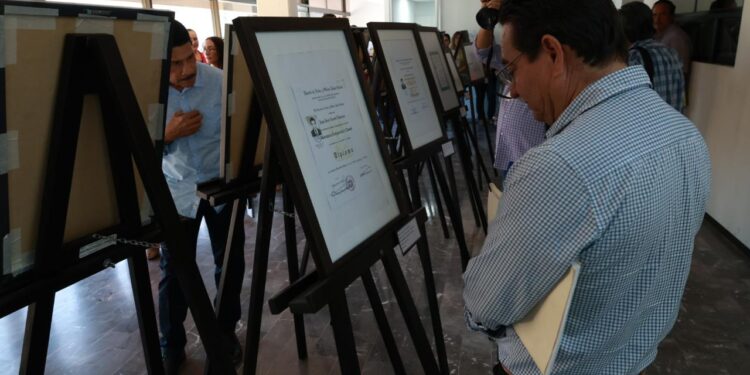 Fortalece SEC Sonora organización y cuidado de documentos educativos históricos