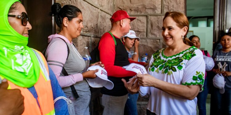 Platica doctora Karla Córdova González con personal del empleo temporal.