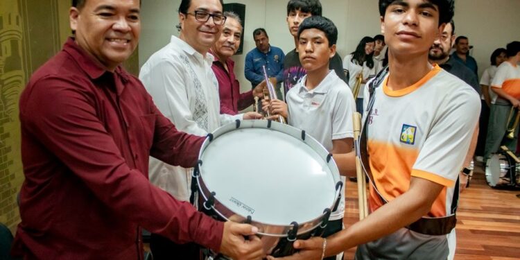Realiza Ayuntamiento de Guaymas ceremonia de abanderamiento de escoltas y entrega de medias bandas de guerra