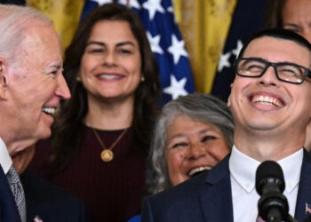 Biden abre la puerta para regularizar a 500 mil migrantes