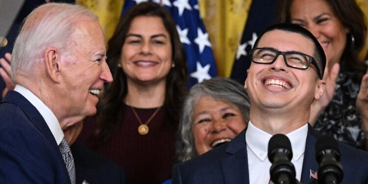 Biden abre la puerta para regularizar a 500 mil migrantes