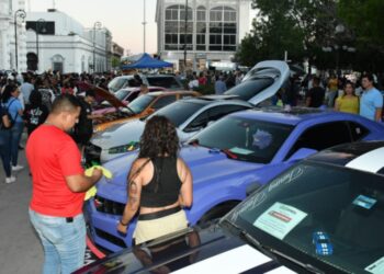 Disfrutan en familia Carshow en la Víactiva