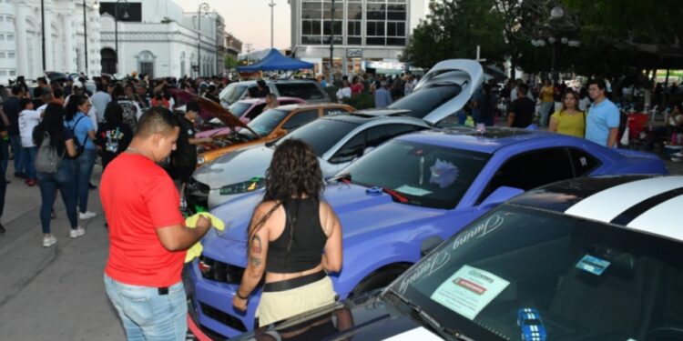 Disfrutan en familia Carshow en la Víactiva