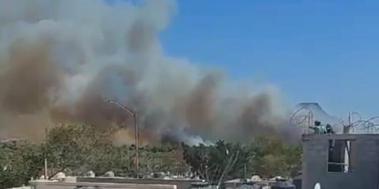Controlan Bomberos y cuerpos de rescate incendio en colonia Villas del Tular en Guaymas; No se registran personas heridas