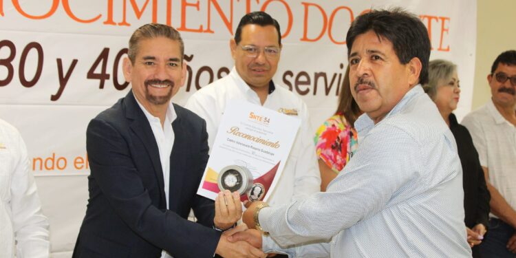 «DISFRUTEN EL TRAYECTO, NO LA ESTACIÓN» Juan Jesús Flores Mendoza
