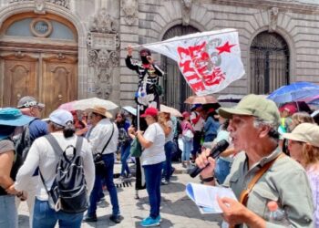 Profesores de la CNTE ingresan a Palacio Nacional para encuentro con AMLO