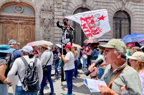 Profesores de la CNTE ingresan a Palacio Nacional para encuentro con AMLO