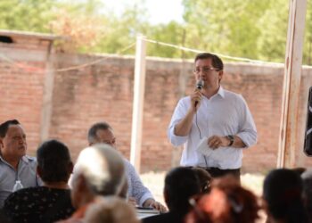 Preside Elías Retes entrega de titulos de propiedad a residentes de Santa María de Buáraje