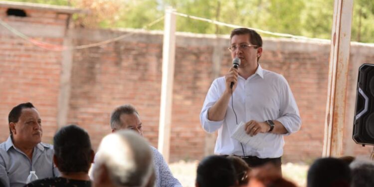 Preside Elías Retes entrega de titulos de propiedad a residentes de Santa María de Buáraje