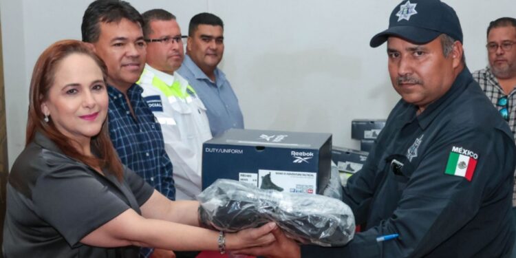 Entrega alcaldesa Karla Córdova González uniformes a elementos de Seguridad Pública y Tránsito Municipal