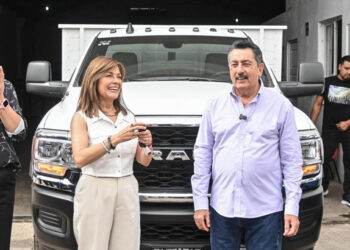 Presidente Javier Lamarque hace entrega de unidad de transporte a desayunos escolares de Dif Cajeme