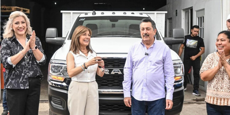 Presidente Javier Lamarque hace entrega de unidad de transporte a desayunos escolares de Dif Cajeme