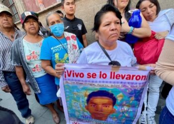 No habrá ‘carpetazo’ a caso Ayotzinapa, garantiza López Obrador