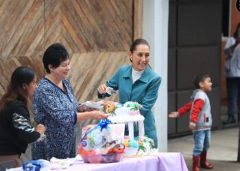 Reciben a Sheinbaum en casa de transición con pastel y ‘Las Mañanitas’