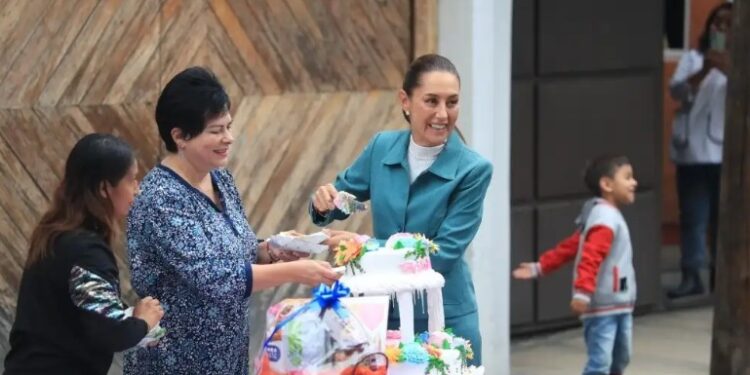 Reciben a Sheinbaum en casa de transición con pastel y ‘Las Mañanitas’