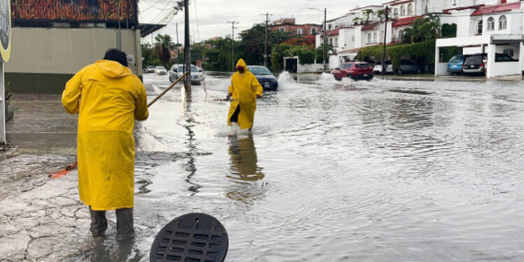Ciclón mantiene amenaza; Estados aceleran medidas