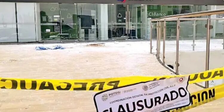 Luego de tragedia, clausuran plaza en San Luis Potosí