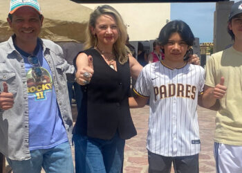 Ernesto El Pato De Lucas acudió a ejercer su voto en compañía de su familia.