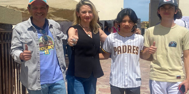 Ernesto El Pato De Lucas acudió a ejercer su voto en compañía de su familia.