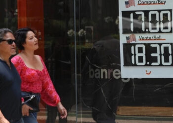 Peso sigue presionado; rompe la barrera de los 18 por dólar
