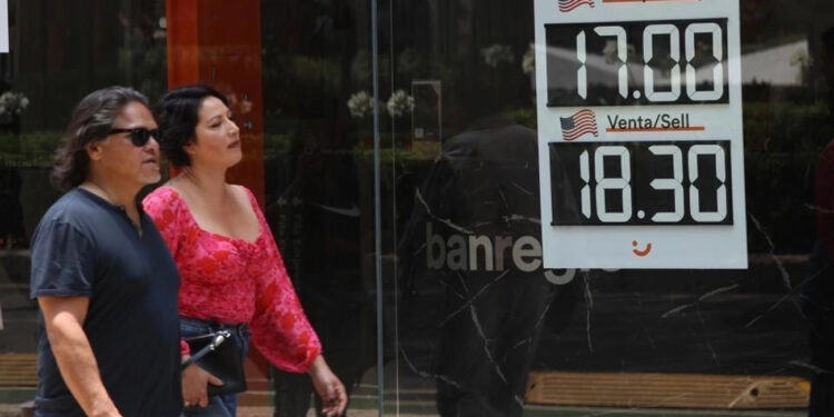 Peso sigue presionado; rompe la barrera de los 18 por dólar