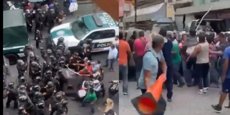 CNTE protesta en Palacio Nacional por desalojo en Oaxaca; agreden a policías