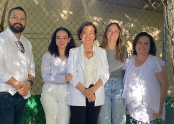 Acude María Dolores del Río a casilla para votar en Colonia Santa Fé