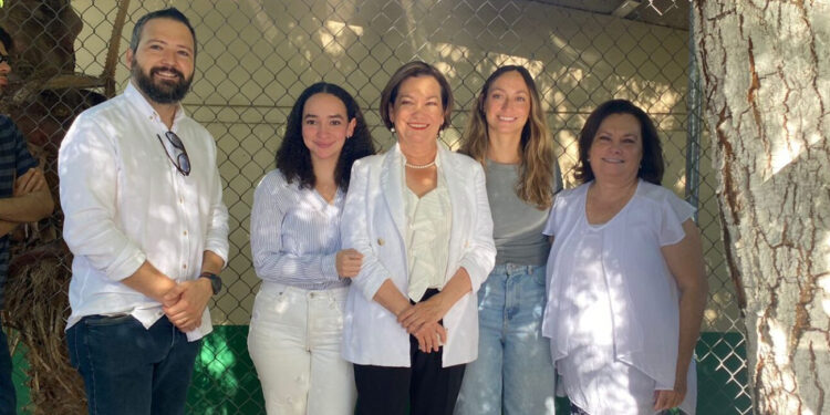 Acude María Dolores del Río a casilla para votar en Colonia Santa Fé