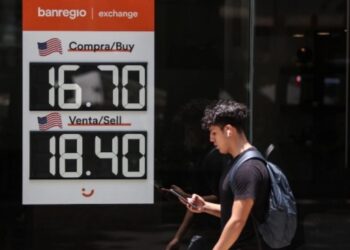 Peso mantiene debilidad; cotiza a 18.45 por dólar