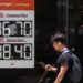 Peso mantiene debilidad; cotiza a 18.45 por dólar